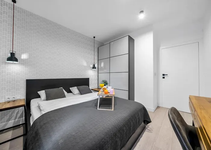 Grzybowska With Parking - By Rentujemy